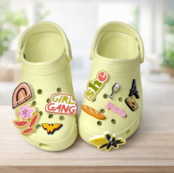 CROCS Shoes - CROCS Adult Light Green Clog. Size 11 For Women Size 9 For Men. Includes Jibbitz